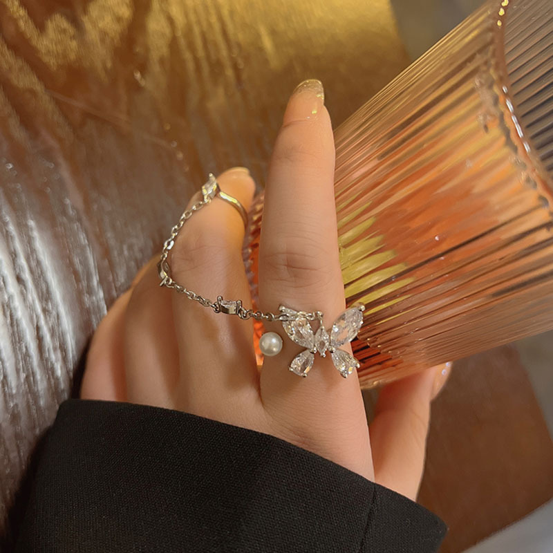 Zircon butterfly chain ring with two fingers integrated, featuring an ins unique and niche design. The opening is adjustable for the index finger ring full figure