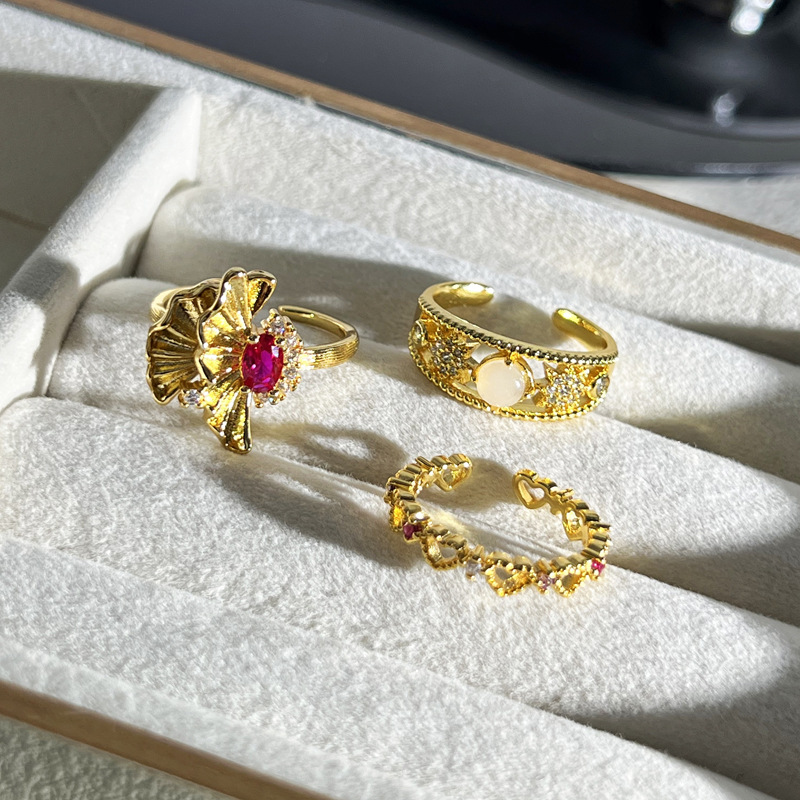 A new and fashionable, light luxury fan-shaped pleated open ring for women, a retro star-shaped heart-shaped hollowed-out exquisite and niche index finger ring Application Scenario