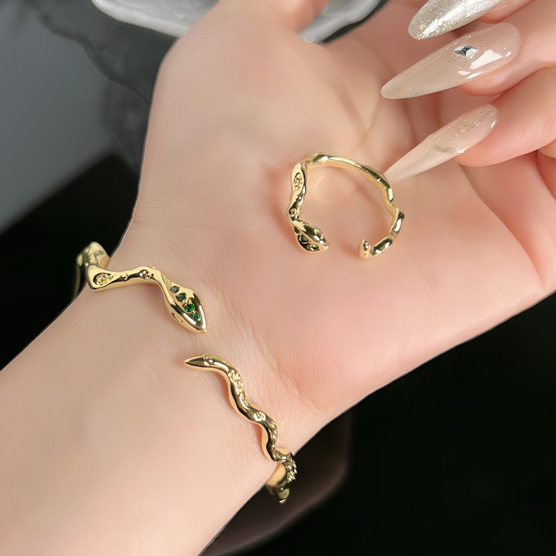 The zodiac snake-shaped bracelet is a best-selling retro ring set on Xiaohongshu, exuding a sense of luxury and sophistication in women's fashion. It's a trendy accessory Specification drawing