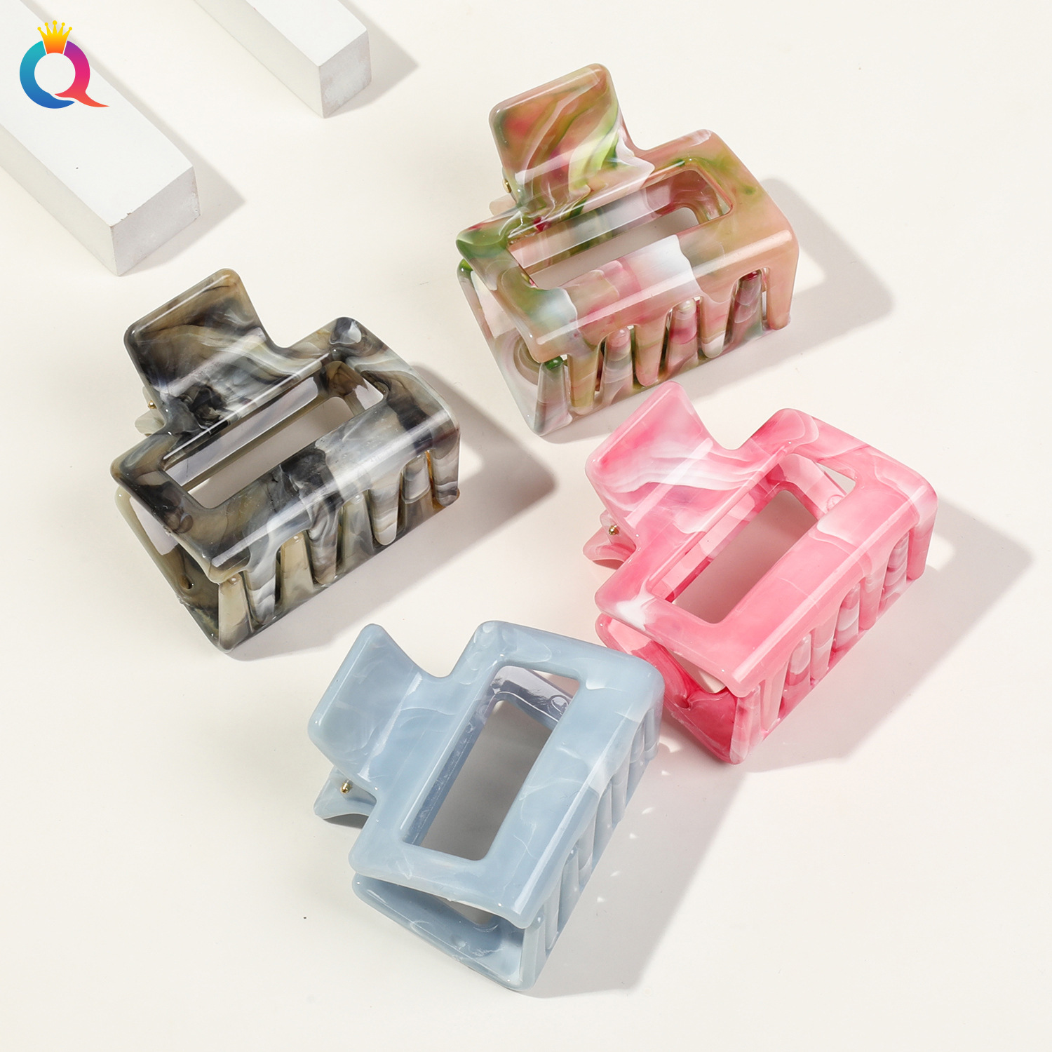 Qiyue European and American cross-border square scratch-off Korean-style hair clips, festival high-end women's shark clip hair accessories at the back of the head Application Scenario
