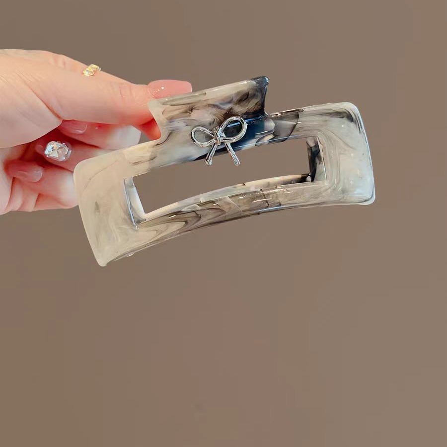 New high-end and exquisite acetate hair clips with a Chinese ink-wash style. The back of the head is a shark clip with a large acetate grab clip Application Scenario