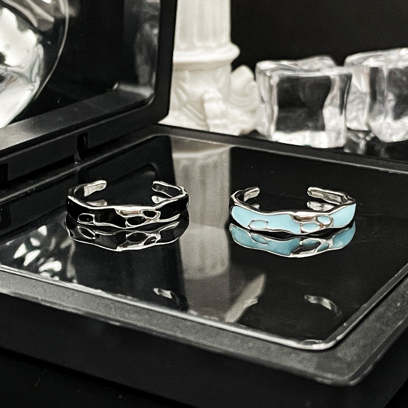 A niche design enamel black and blue open ring, a cold and elegant style for women, and a high-end couple. Adjustable index finger ring trend details Picture