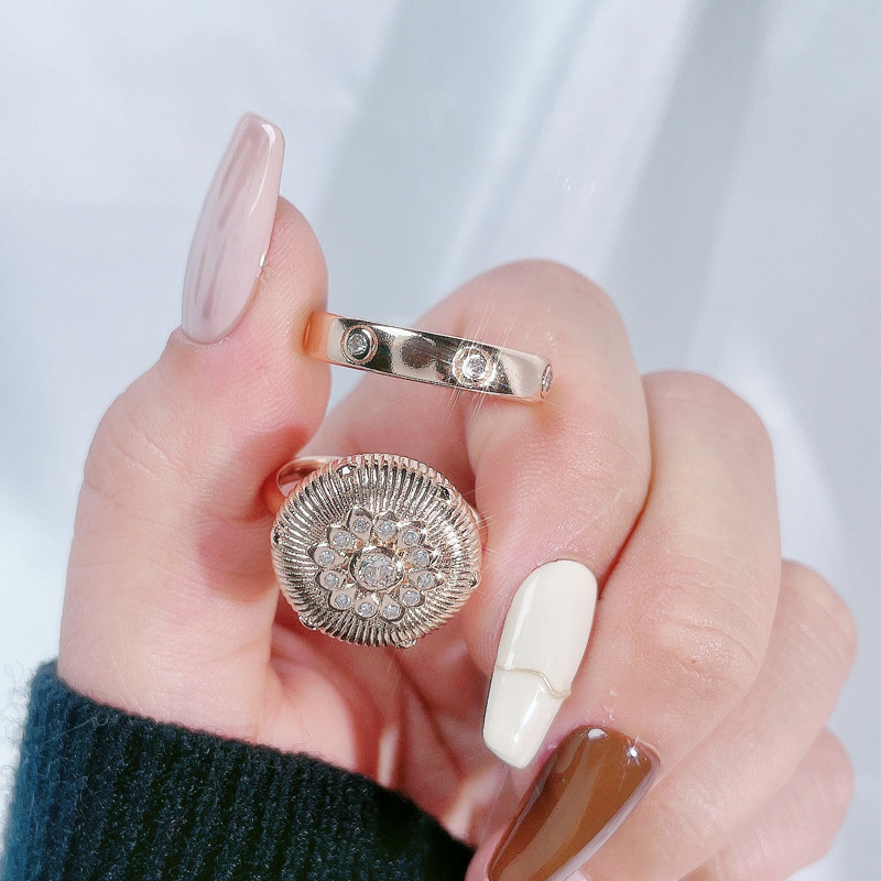 This simple and elegant brushed retro open-top ring exudes a high-end feminine charm. It is in rose gold with a niche design and a light luxury index finger ring details Picture