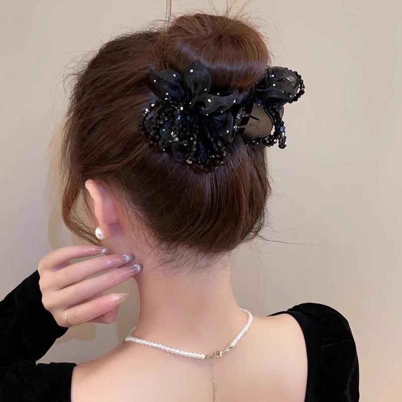 The new semi-tied bun headpiece at the back of the head features a simple and elegant style. The floral mesh grab clip is a fashionable and versatile hair accessory Specification drawing