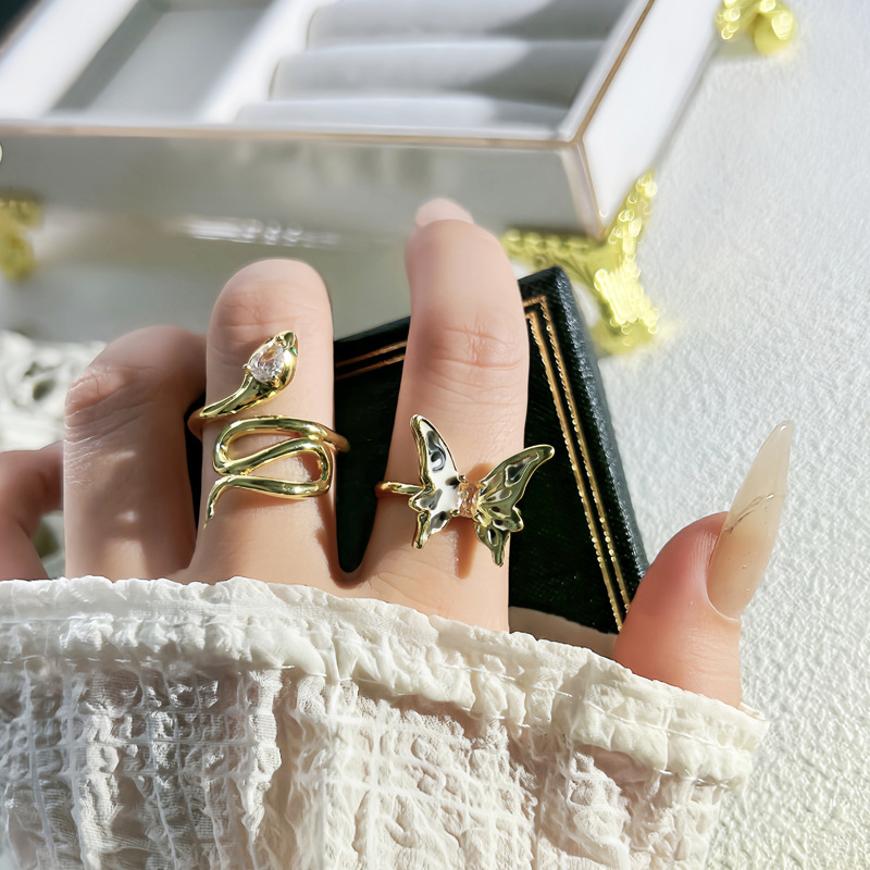 A simple golden snake entwined ring with a retro and high-end feel for women, a niche and unique butterfly drip glaze, and a fashionable and versatile ring Specification drawing