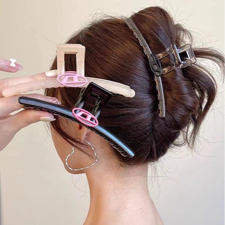 Extremely simple and high-end design, one-character scratch-off female supermodel velvet letter hair clip, large back of the head shark clip Specification drawing