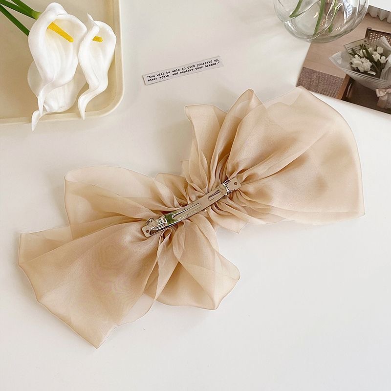 A super fairy-like French chiffon bow hair clip, a spring clip at the back of a woman's head, a sweet new trendy hair clip accessory Application Scenario
