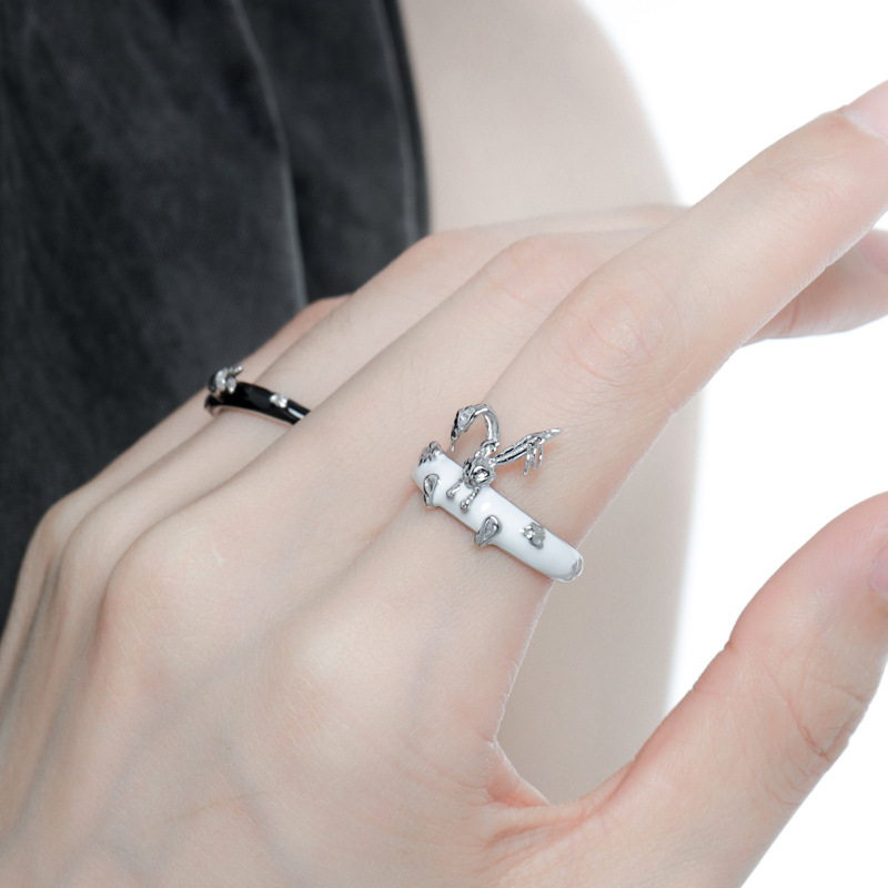 Simple and individual black and white glazed rabbit open ring, a niche design for women with a high-end feel, in an Instagram cold style ring trend Specification drawing