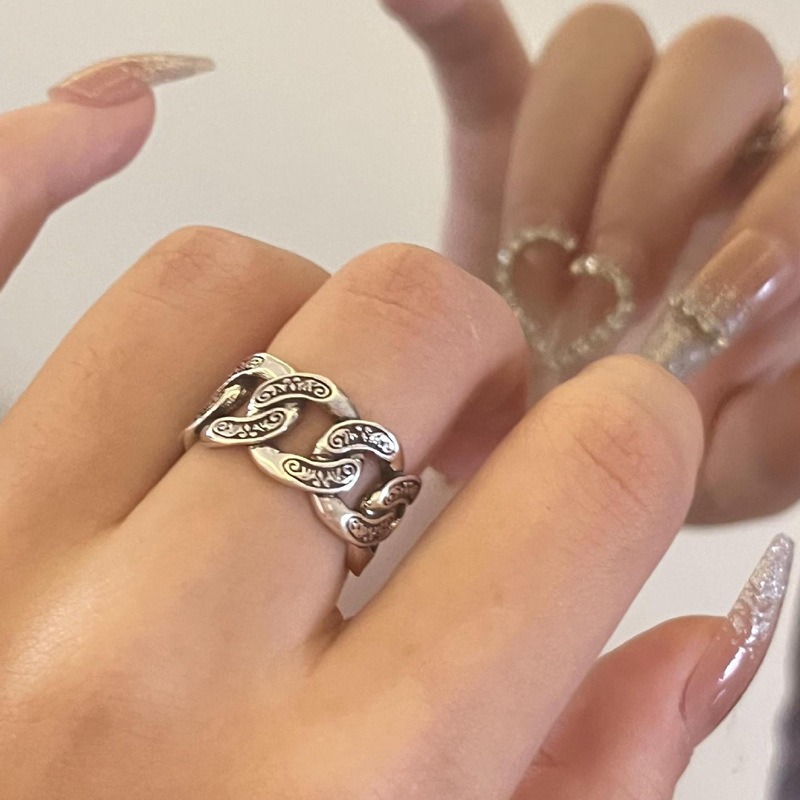 A simple and individual black glazed open ring in the style of European and American Instagram, a cold and cool hip-hop chain food ring for women Application Scenario