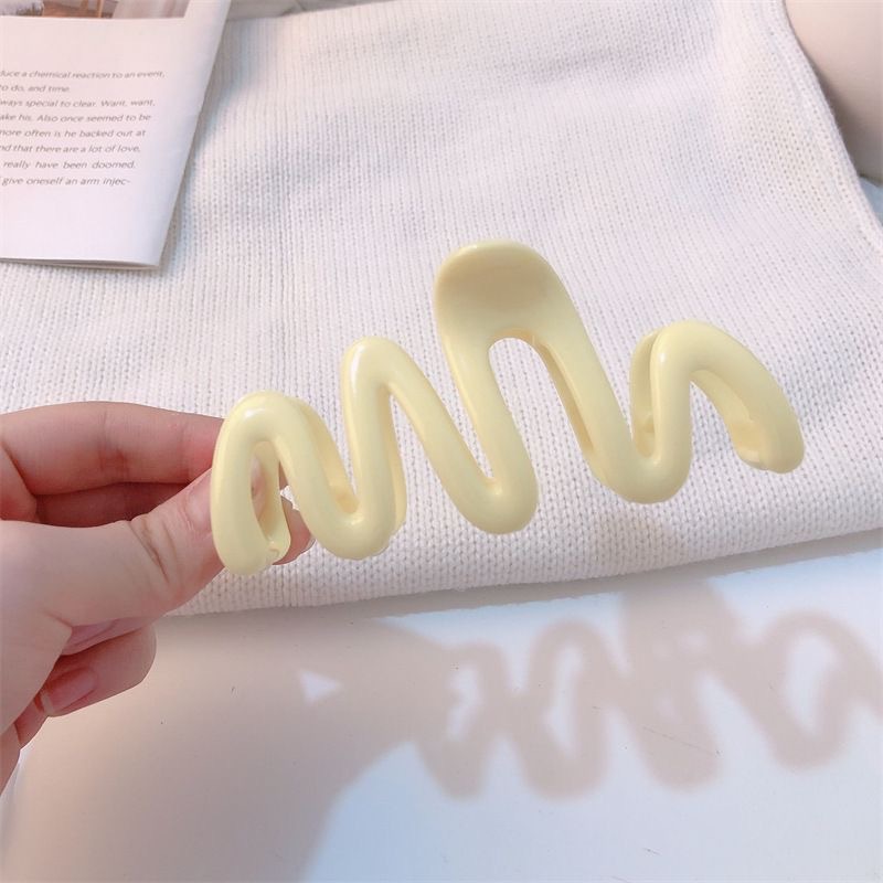 Candy-colored back head clip for women, high-end wavy hair, large clip, dopamine hair clip, headwear, shark clip Application Scenario
