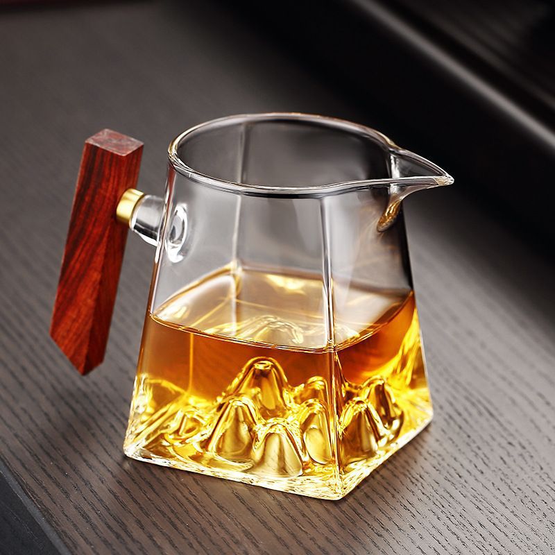 Household wooden handle glass viewing mountain tea strainer integrated public cup tea filter set, tea set accessories, tea distribution set, square fair cup Application Scenario