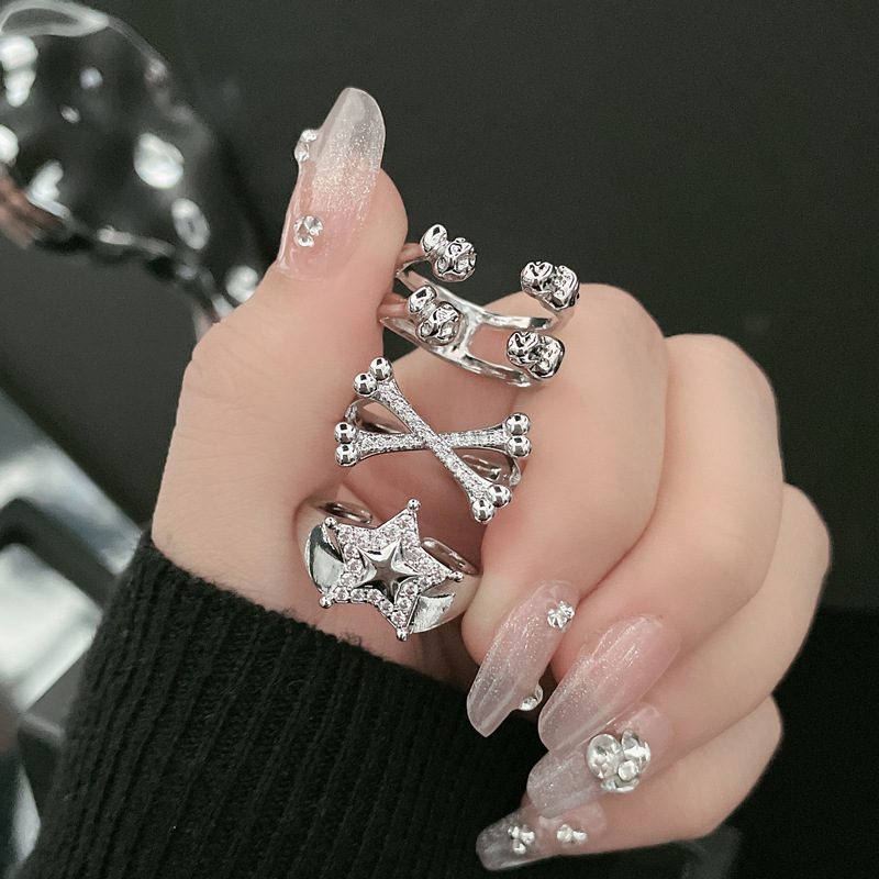 A retro and fashionable open-top ring with a simple and unadorned Japanese and Korean style, featuring a star-shaped cross geometry and an irregular temperament full figure