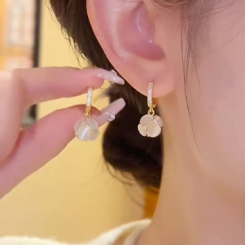 Light luxury and high-end cat's eye stone ball earrings, versatile for women's charm, full diamond ear buckle earrings, exquisite earrings wholesale full figure