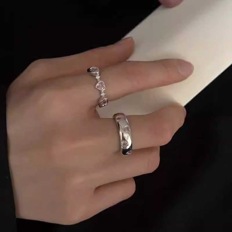 This pink heart-shaped zircon ring from Japan and South Korea exudes a feminine elegance and a touch of light luxury. It features an open ring with a sweet and cool style and is an index finger ring details Picture