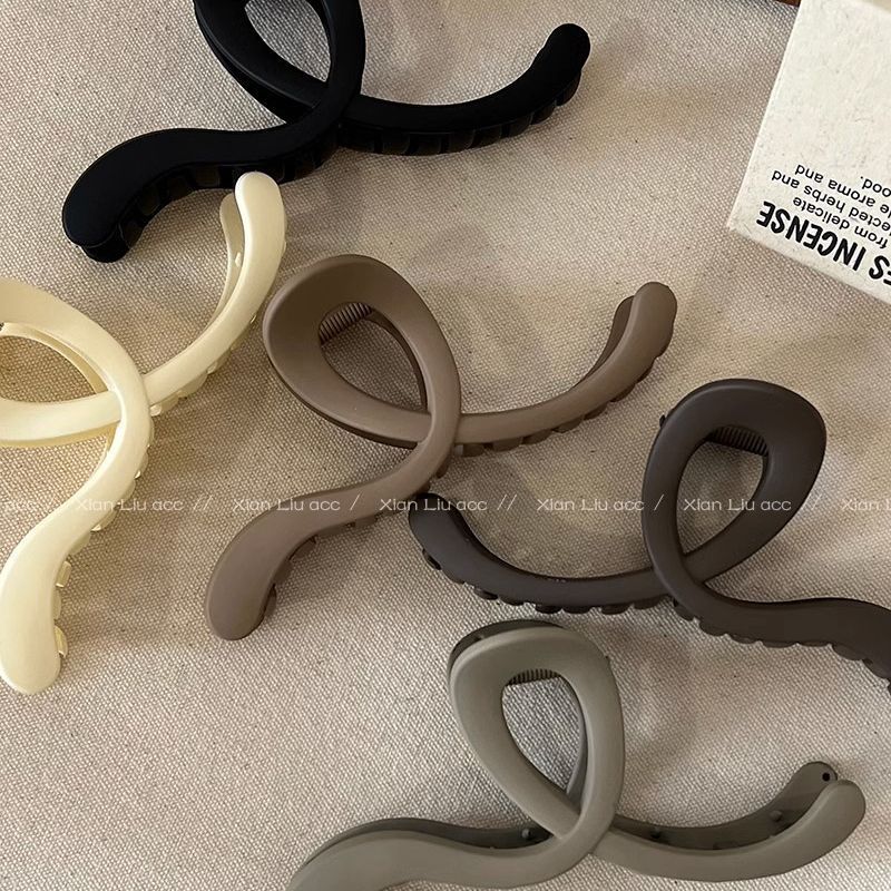Old Qian style geometric line hair clips, women's hair accessories, high-end acrylic hair bun gripper, extra-large high-end shark clip Application Scenario