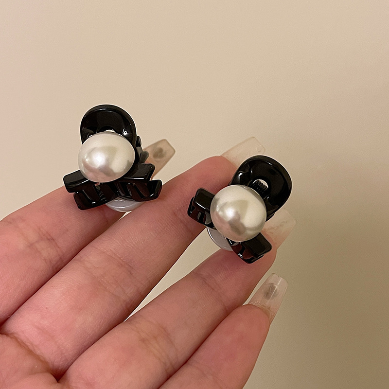 French retro pearl hair clips for women with a high-end look, side bangs clips, small scratch clips, princess hairpin clips for the forehead, and hair accessories full figure