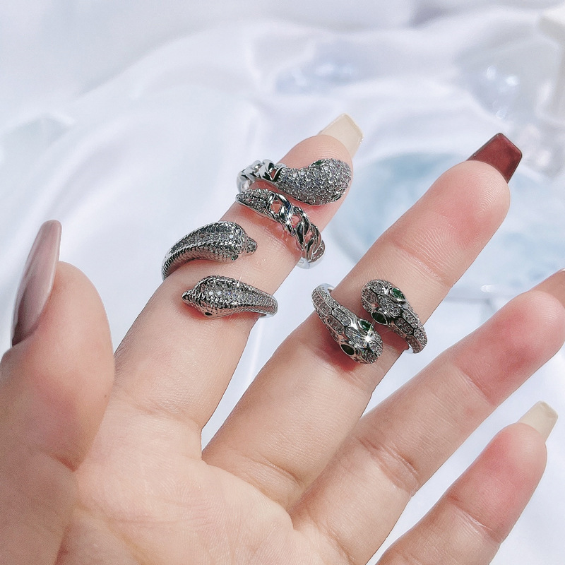 A French retro snake-shaped zircon open ring with a cold and unique design for women, exuding a cool and trendy personality Application Scenario