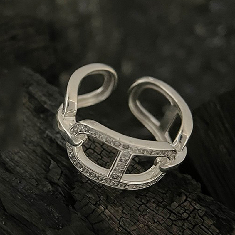 A light luxury and high-end pig-nose opening ring for a female Korean Instagram influencer with a cold style, exuding a unique and simple charm details Picture