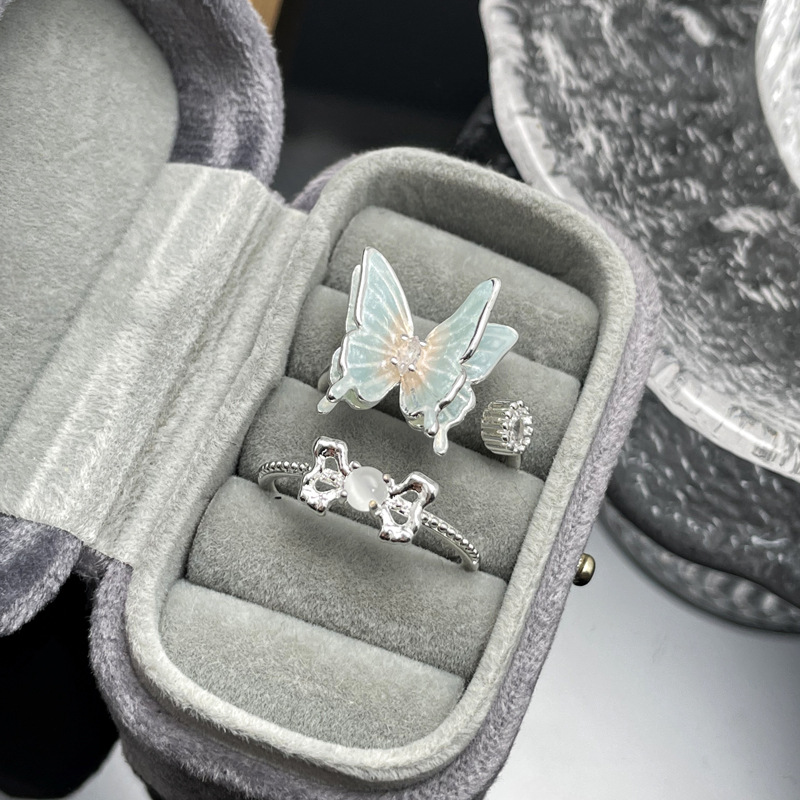 This sweet and ethereal gradient three-dimensional butterfly opening ring is a niche design for women, exuding a sense of light luxury and high-end elegance. It's a trendy index finger ring Application Scenario