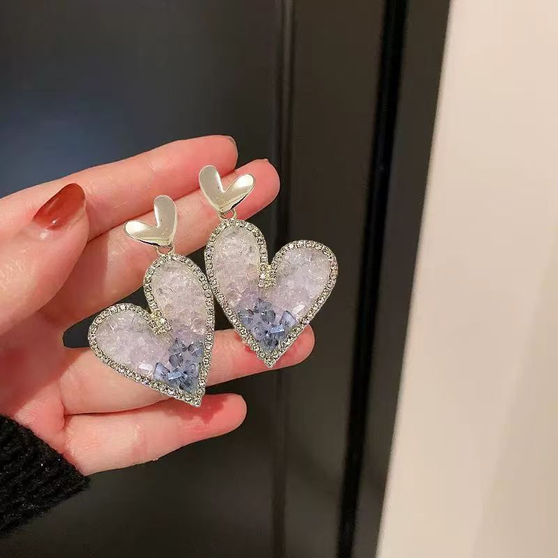 Gradient crystal heart-shaped earrings for women, new and niche design earrings, elegant and stylish, wholesale of internet-famous earrings and pendants Application Scenario