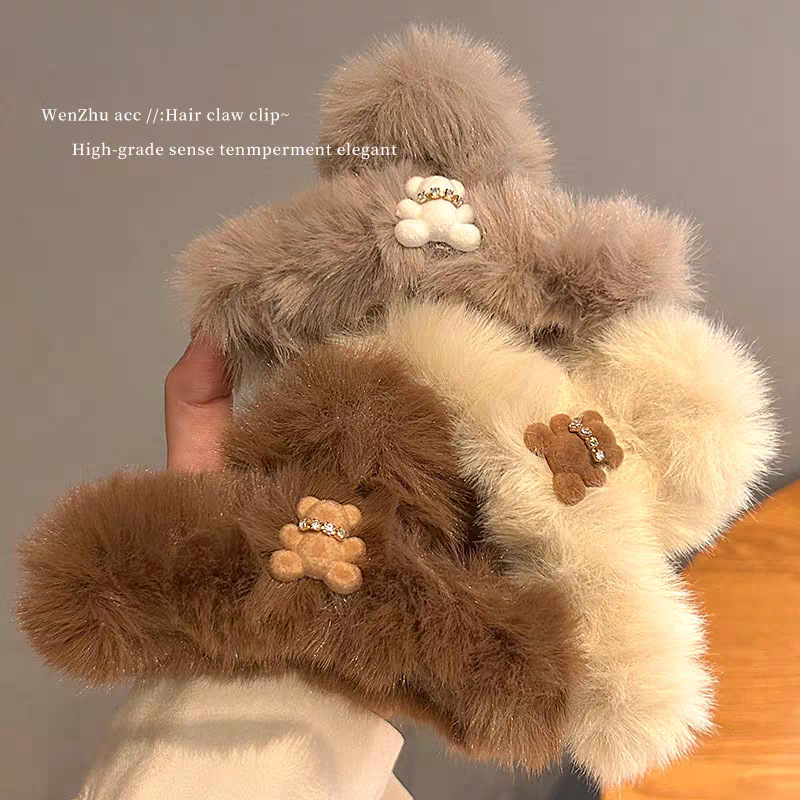 Cute little bear plush grab clip for women 2025 Spring/Summer hair accessories, shark clip, large high-end style, furry hair clip and hair accessory full figure