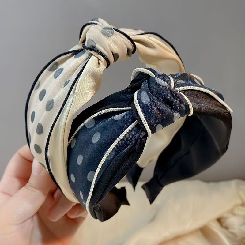 The new high-end autumn and winter hair band for women, the high top of the head clip, with a wide edge for pressing hair and washing the face, exudes a high-end look full figure