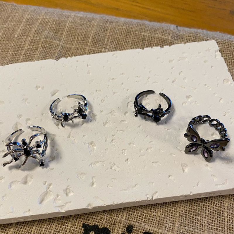 Dark Zircon butterfly open ring, an ins niche design with a sense of sophistication and individuality. The opening can be adjusted, making it a ring for women full figure