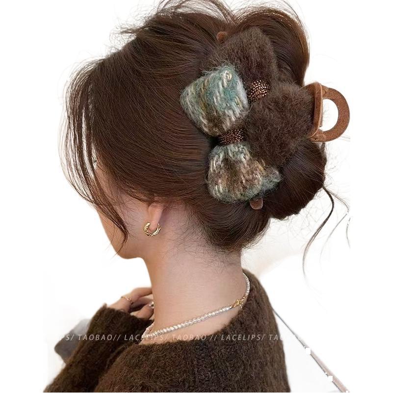 A new high-end headpiece for spring and summer, featuring a little Chanel-style bow, plush claw clip, feminine charm, and a shark clip at the back of the head Item Picture