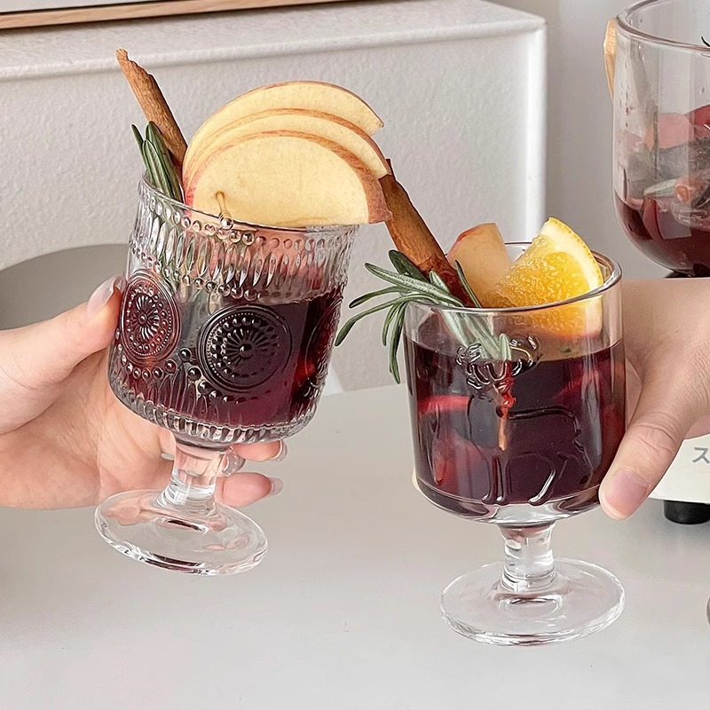 Hot red wine glass, Christmas cocktail, sunflower tall glass, high appearance level, slightly tipsy, brewing wine, drinking, foreign wine glass, glass glass details Picture