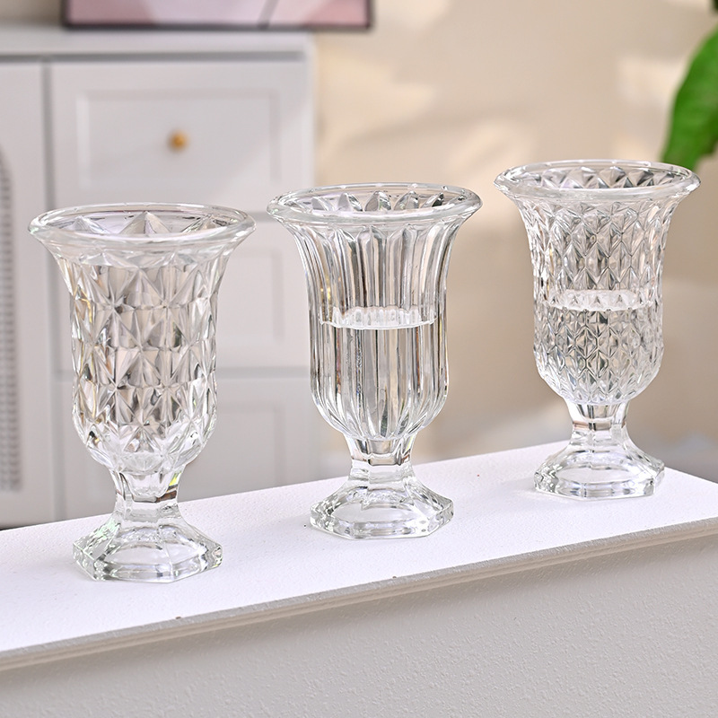 A light luxury retro low-legged transparent glass vase is placed at the entrance of the living room as a wedding rose flower decoration full figure
