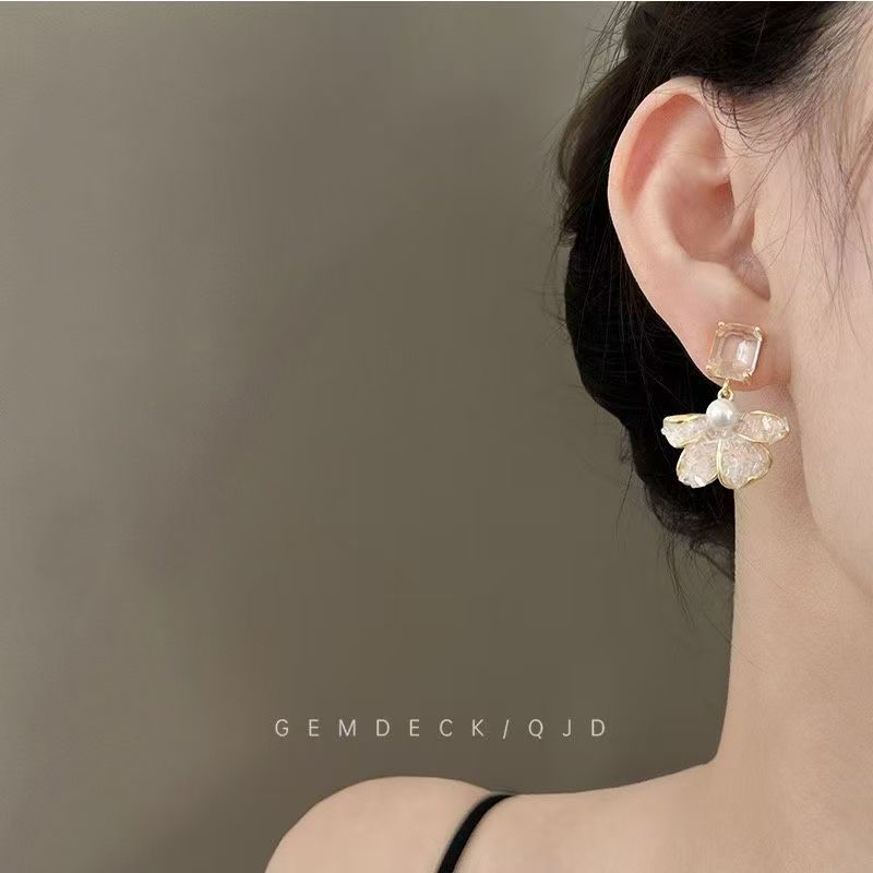 Gradient crystal flower earrings, a trendy and niche design for women, exude a sense of sophistication and exude the charm of Internet celebrities. Earrings and earrings full figure