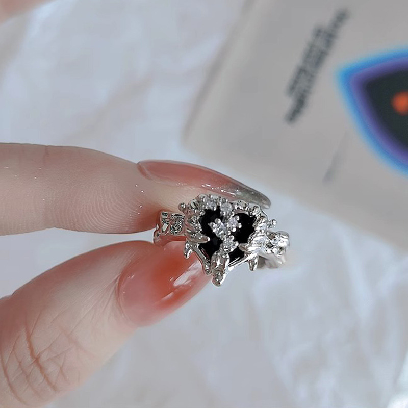 The black heart-shaped open ring set with zircon has an asymmetrical design and texture, presenting a cool and trendy dark style for both men and women Application Scenario