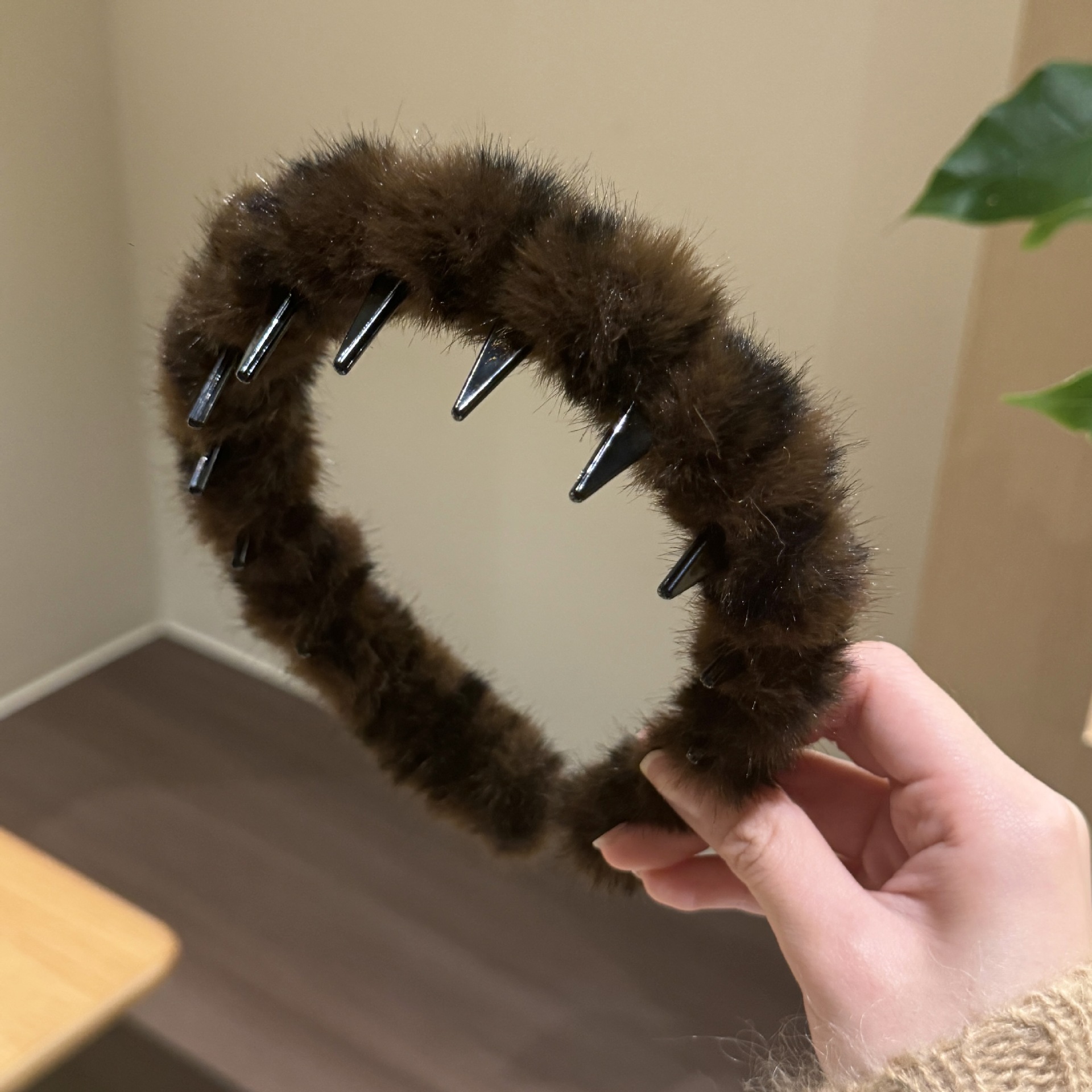 The plush leopard print hair band and hair tie exude a high-end feel. This is a new Korean spring and summer hair band with a high top and wavy headband for washing the face Specification drawing