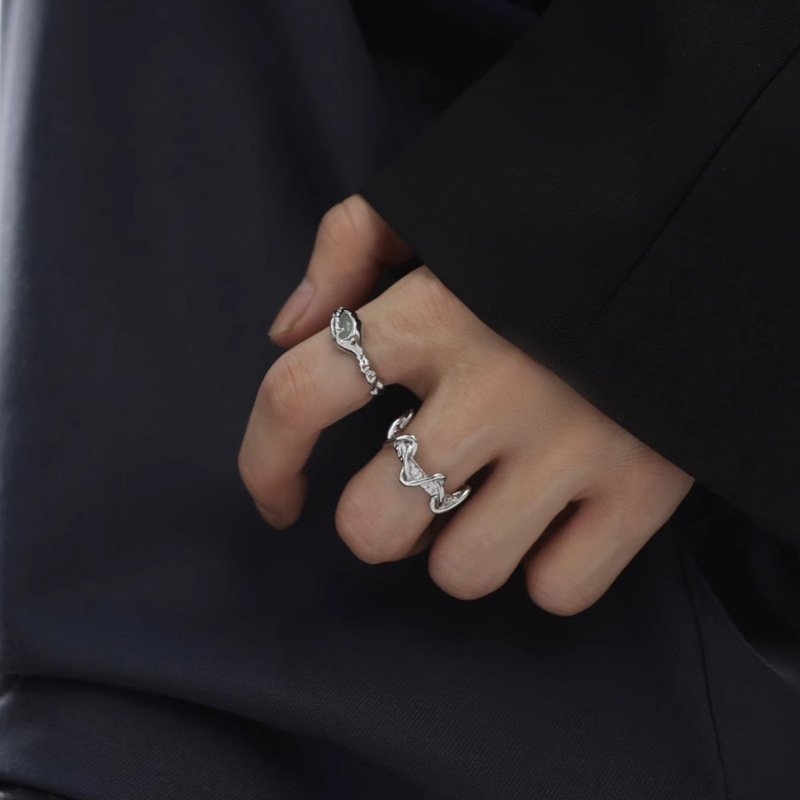 A niche design sense wavy plain ring open ring, a women's line winding open ring, a simple and elegant personalized ring Application Scenario