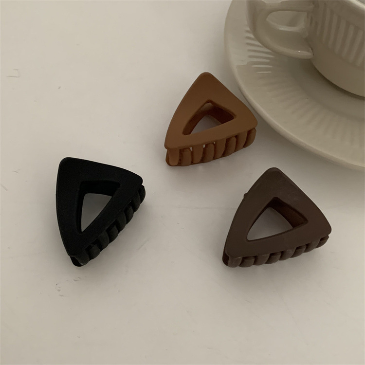 The 2025 new triangular coffee-colored small hairpin is a must-have for fixing girls' ponytails, a hairpin at the back of the head, and a hair accessory Specification drawing