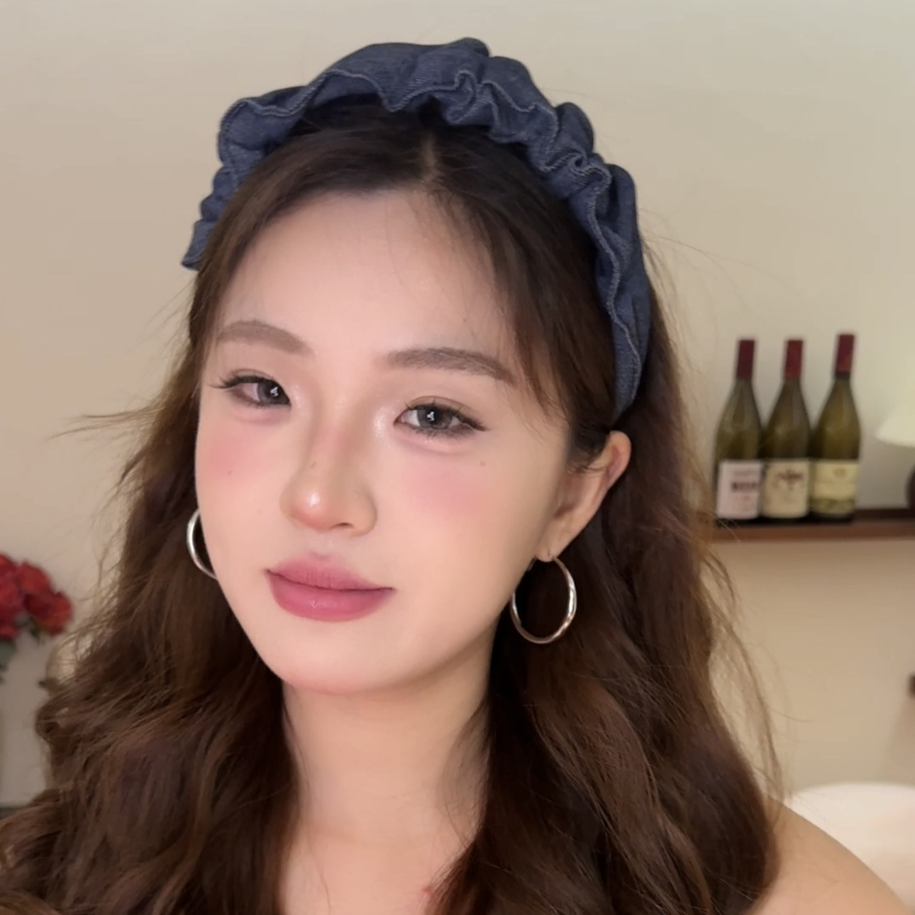 The new denim pleated wide-edge hairband is simple and versatile for women. It features a high headband that highlights the face, a small headband for washing the face, and a hairpin Specification drawing