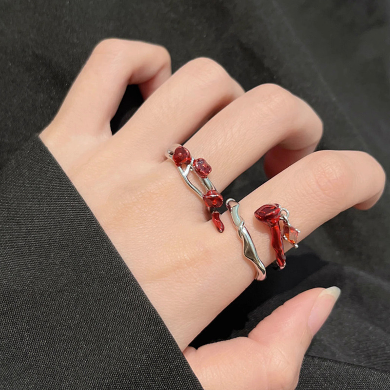 This is a unique and distinctive rose ring with a cold and elegant feminine style, a sweet and high-end look, and a light luxury opening index finger ring accessory full figure