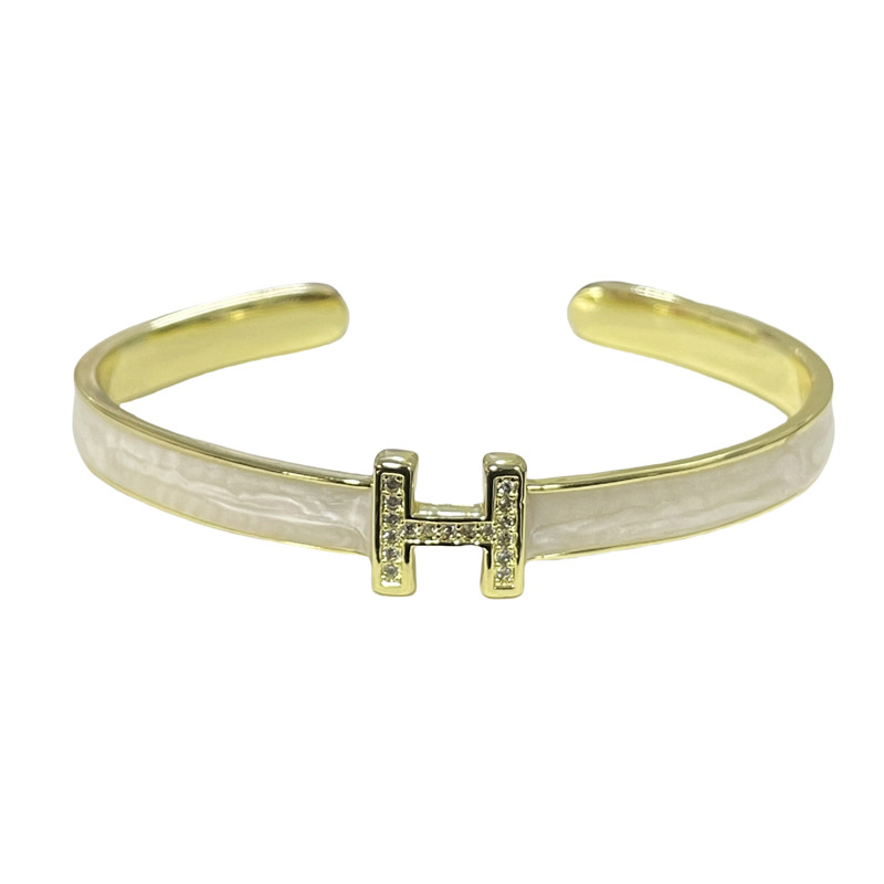 The elegant letter open bracelet is a light luxury, niche and exquisite bracelet, exuding a sense of sophistication for children. The new 2024 bracelet accessory is trendy and cool Item Picture