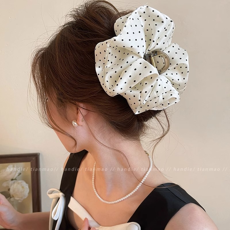 A new high-end flower-shaped hairpin for women in 2025, featuring a small amount of shark hairpin on the back of the head full figure