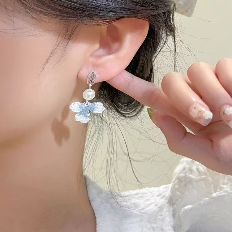 Blue three-leaf crystal flower earrings with an asymmetrical design, a traditional Chinese style earring, and a cool, internet-famous style stud Specification drawing