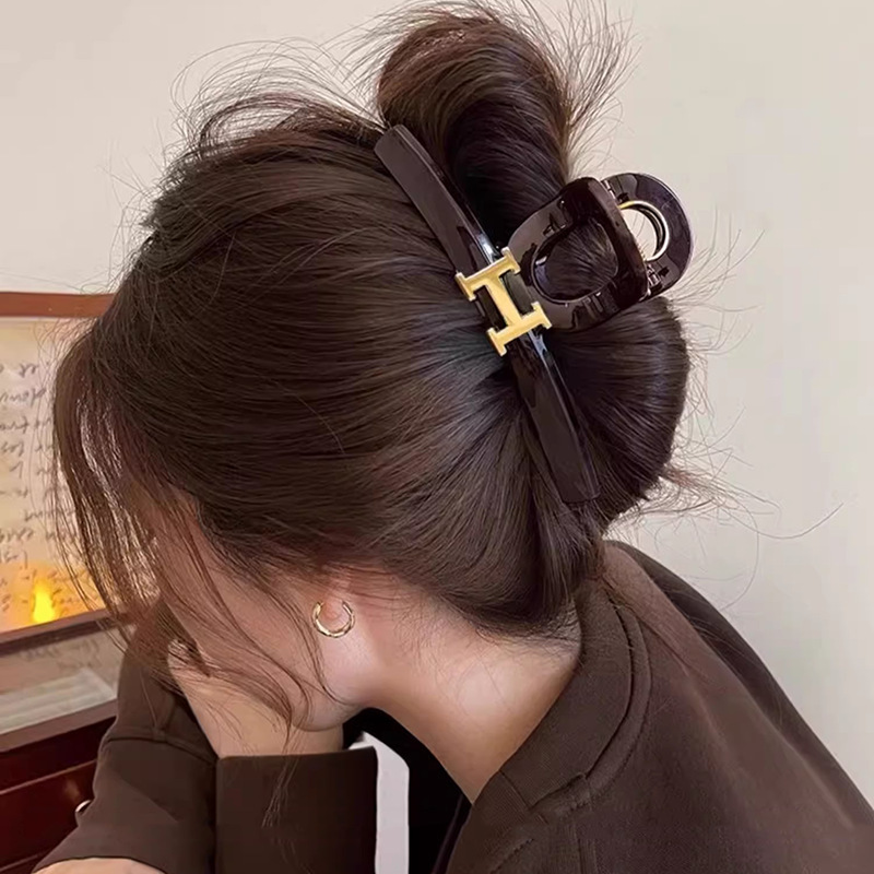 13cm acrylic large hair clip with a generous amount of hair and a high-end feel. Shark clip, matte clip, headwear, hair clip for the back of a woman's head Application Scenario