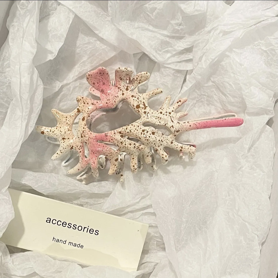 Conch hairpin, shark hairpin, niche design, high-end style, ins, back of the head, hair clip, hair accessory Application Scenario