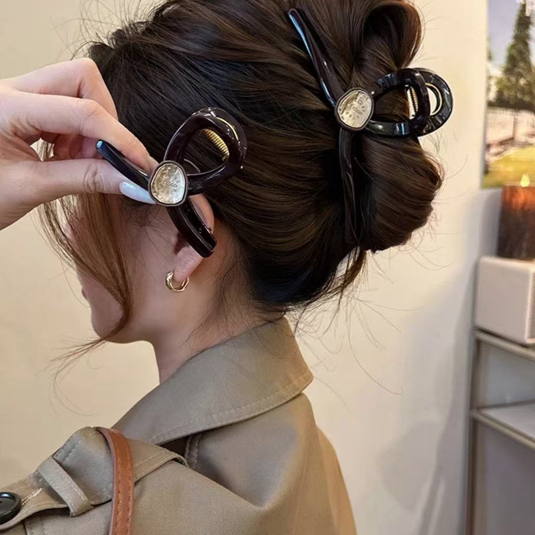 The new back-shaped hairpin shark clip with a niche design dial, exuding a light luxury and high-end charm full figure
