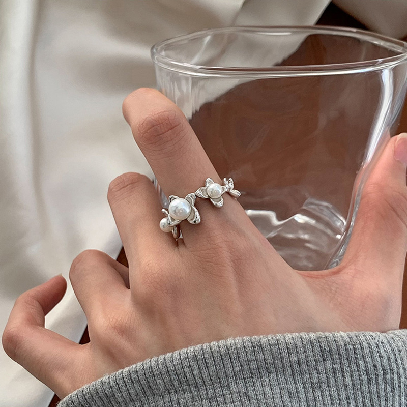 A Korean version of a niche design pearl butterfly ring with a cold and elegant feminine style, exuding a sense of luxury and sophistication. It is a high-end index finger ring details Picture