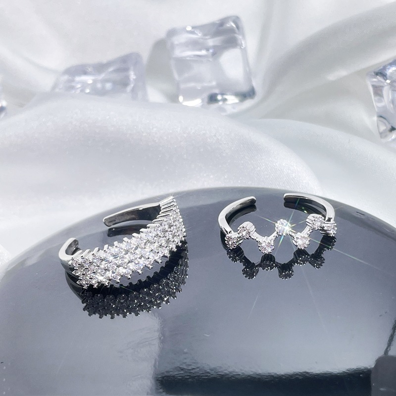 The light luxury hollowed-out full diamond open ring is fashionable, high-end, exquisite and niche design. It has a cold style and is versatile. It's a trendy ring Specification drawing