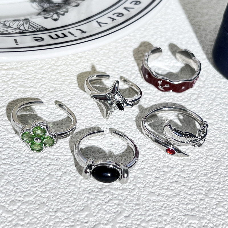 A unique and fashionable four-leaf clover starlight simple open ring with a cold and aloof female style, a niche design sense, and a refined feather ring Specification drawing