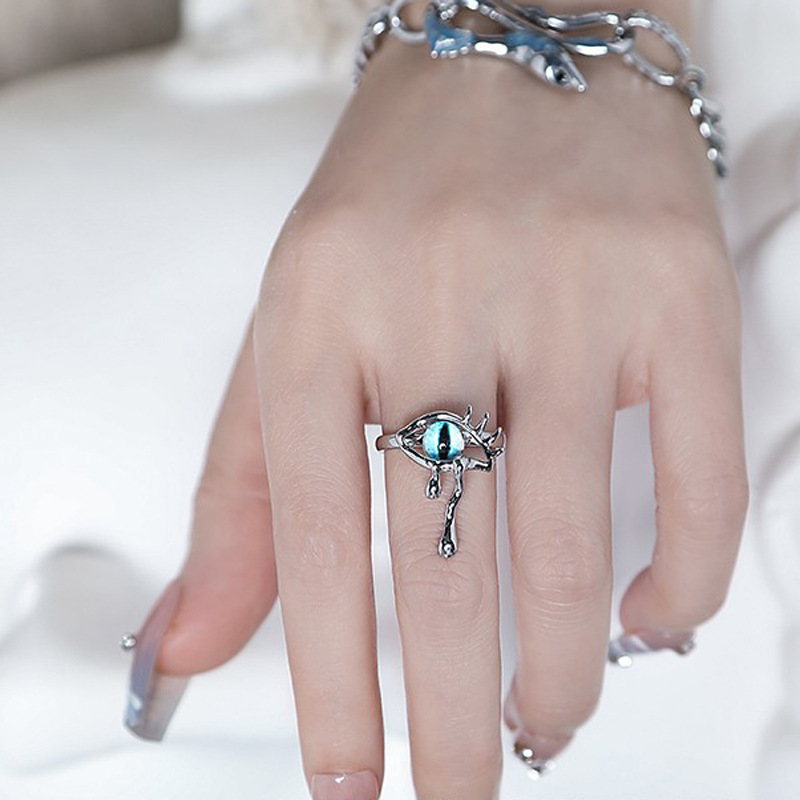 Cool and stylish Devil's Eye Cat Pupil Opening ring, a niche design for women's cold style, fashionable and individual, versatile ring full figure