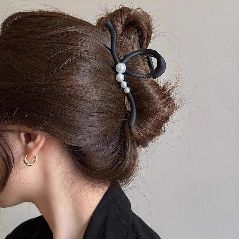 Pearl Claw Clip Women 2025 New style High-end shark clip large clip Headwear Hair clip High-end back head hair accessory Application Scenario