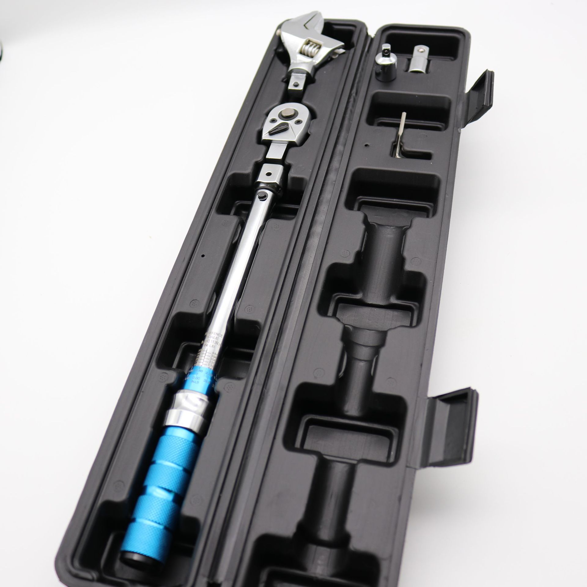 Interchangeable head square hole torque wrench ratchet adjustable kilogram torque wrench auto repair socket movable head Application Scenario
