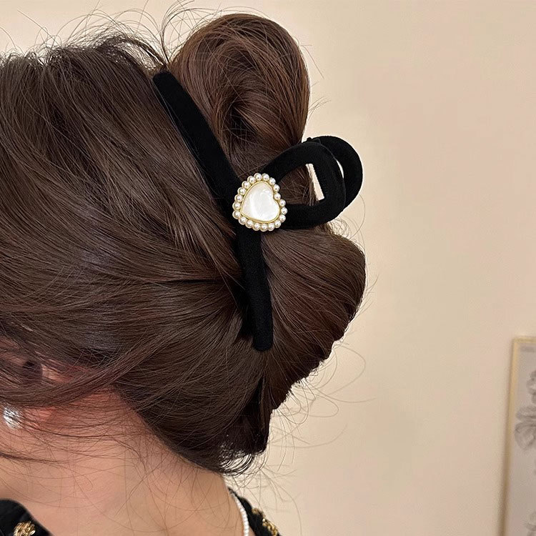 Pearl heart bow hair clip Spring and summer velvet scratch-off women's high-end retro French chanel-style top clip hair accessory details Picture